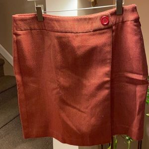 I have a fully lined skirt w/ zipper on the side, very comfortable!!